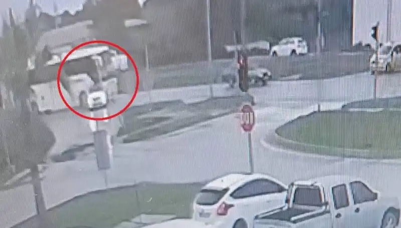 Kırmızı Işıkta Duran Araçlara Yol Verilmeli, Faciadan Son Anda Kurtulundu