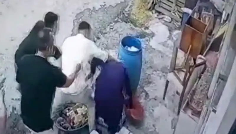 Başakşehir'de Baba ve Oğlu, "Bidon" Tartışmasında 58 Yaşındaki Kadını Darbetti