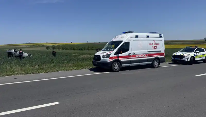 Edirne'de Devrilen Otomobilin Sürücüsü ve Eşi Yaralandı: Kaza Anı ve Detaylar