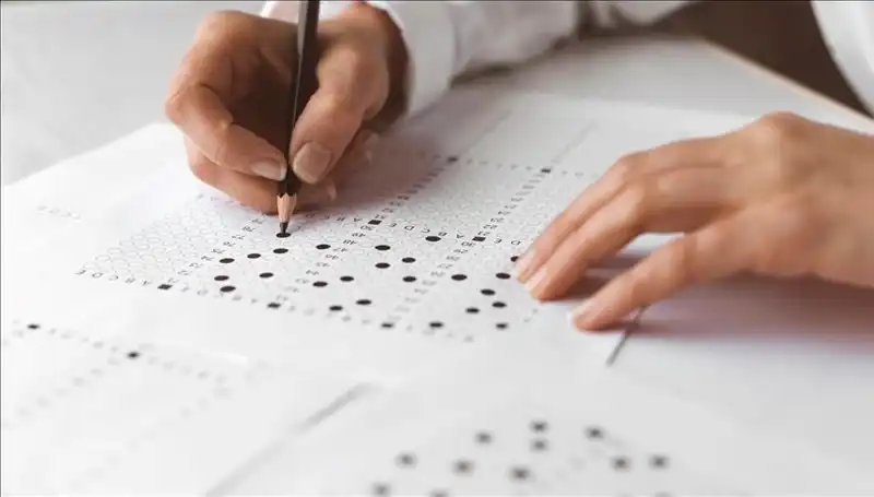 Çocuğu İçin Sınav Sorularını Çalan Anne Suçüstü Yakalandı