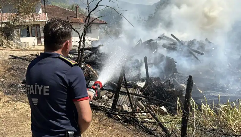 Evde Çıkan Yangın Ormanı Sardı: Ekipler Zamanla Yarışıyor