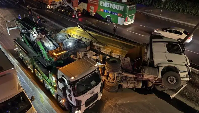 Moloz Yüklü Hafriyat Kamyonu Devrildi: Şehirde Panik ve Aksaklık Oluştu