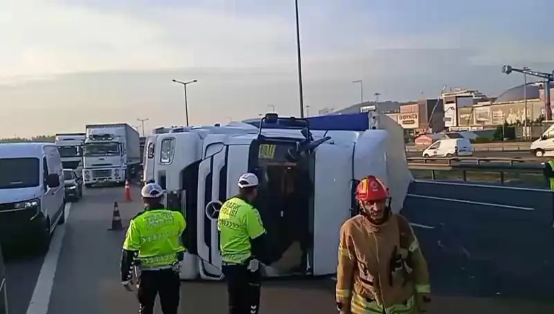 Pendik TEM Otoyolu’nda TIR Devrildi: İstanbul’a Giden Yolda Trafik Felç Oldu