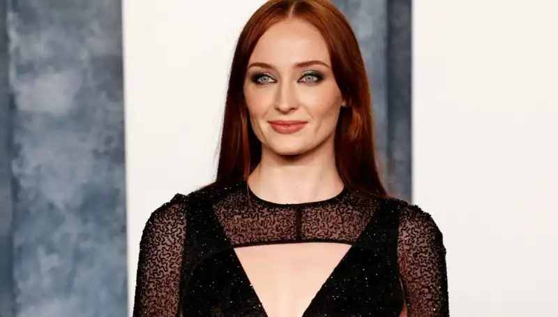 Sophie Turner'dan Alevli Yanıt: Game of Thrones Yıldızı Kızdıran Yorumlara Gözdağı Verdi