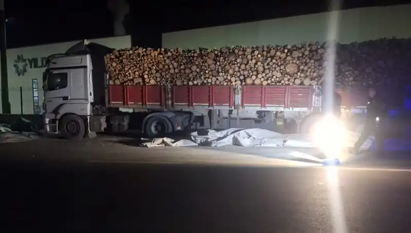 Brandayı toplarken kaza yapan TIR sürücüsü otomobilin hedefi oldu