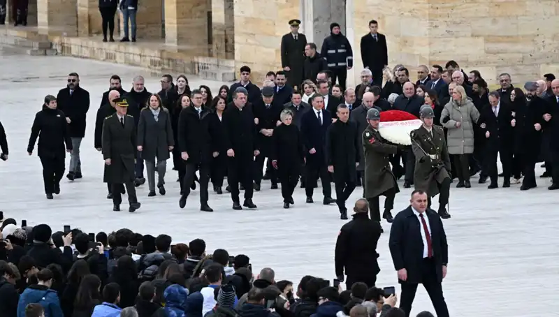 CHP Genel Başkanı Özel, Anıtkabir'i Ziyaret ederek Yeni Dönemi Başlattı
