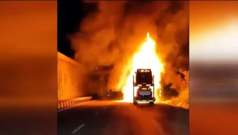 Tırda Çıkan Yangın Sonrası 8 Araç Küllerine Karıştı