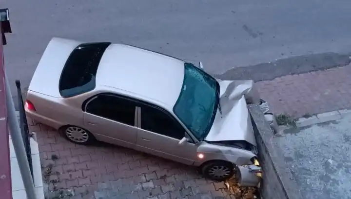 Kontrolden Çıkan Araç Duvara Çarptı: Kaza Anının Detayları Ortaya Çıktı