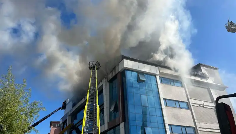 Esenyurt'ta Tekstil Atölyesinde Meydana Gelen Yangın Paniğe Neden Oldu