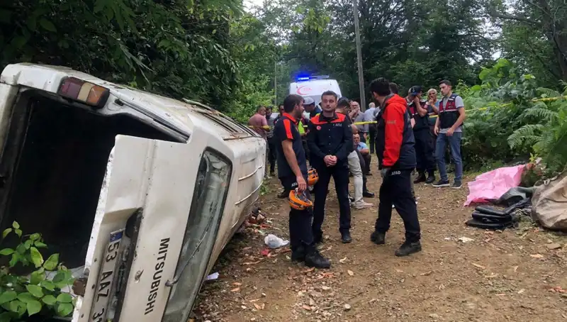 Rize'de Minibüs Yamaçtan Yuvarlandı: Korkunç Kaza İki Can Aldı