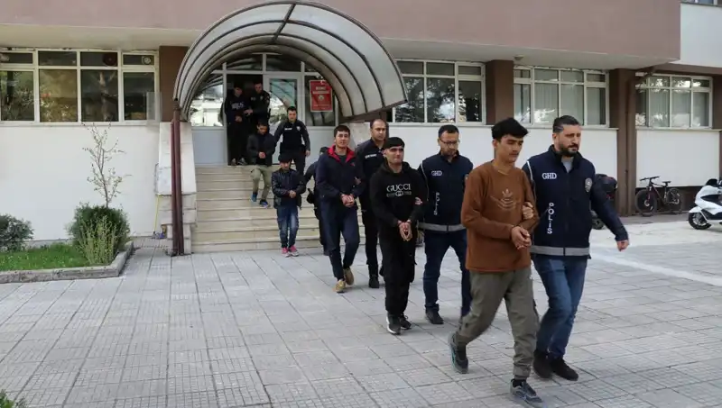 Türkiye’de Düzensiz Göçmen Operasyonu: İki İlde 21 Kişi Yakalandı