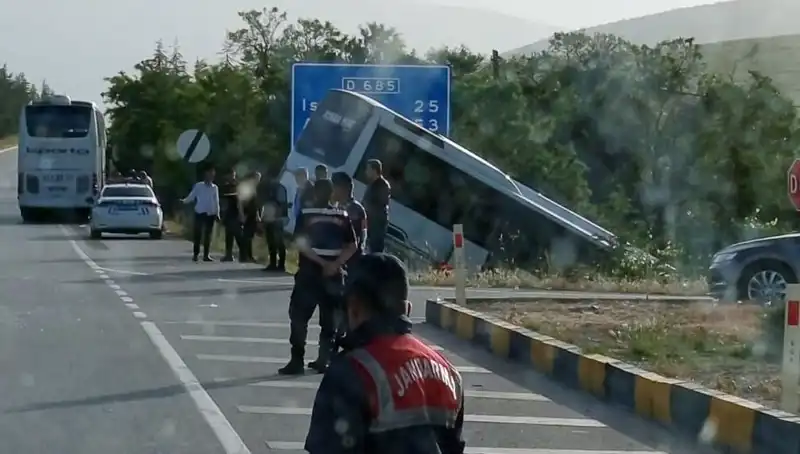 Isparta'da Tur Otobüsü ve Yolcu Otobüsü Çarpıştı: Çok Sayıda Yaralı Var!