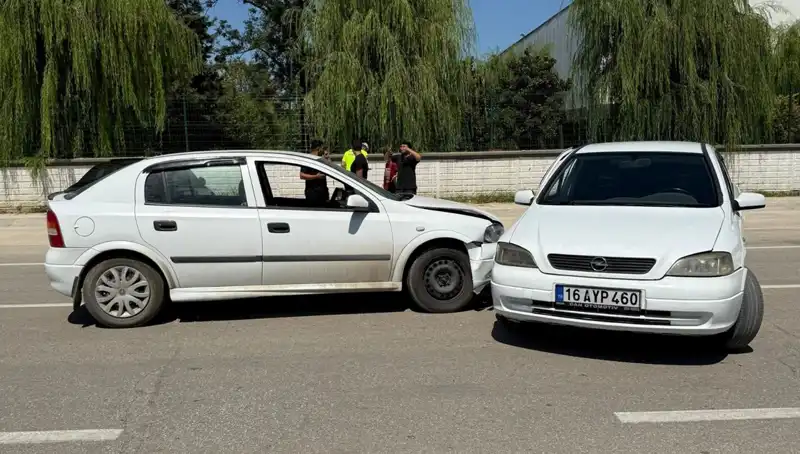 İki Otomobil Çarpıştı: Kaza Sonrası Ekipler Olay Yerinde