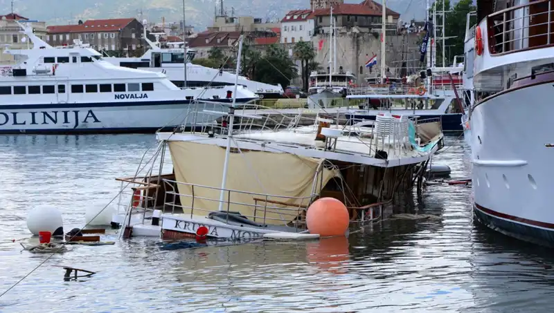 Hırvatistan’da Fırtına ve Yağışlar: Feribotun Çarptığı Gemi Derin Sulara Gömüldü