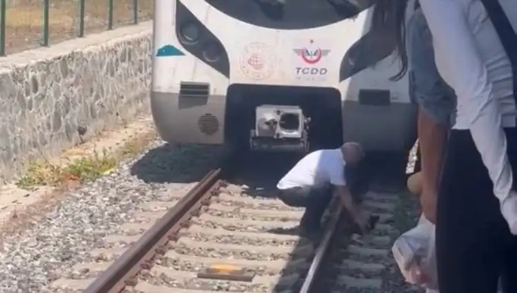 Marmaray Makinisti, Raylardaki Kediyi Kurtararak Tüm Dikkatleri Üzerine Topladı