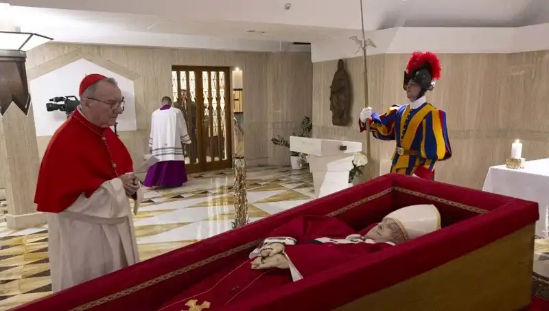 Papa'nın Tabutunda Yer Alan Fotoğraflar: Duygusal Anların Perdesi Aralandı