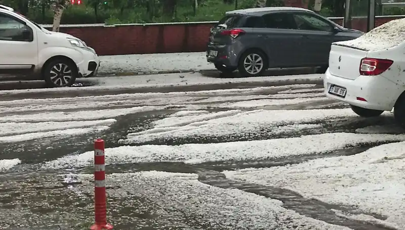 Ardahan'da Dolu Yağışı: Şehir Beyaza Büründü, Vatandaşlar Şaşkın!