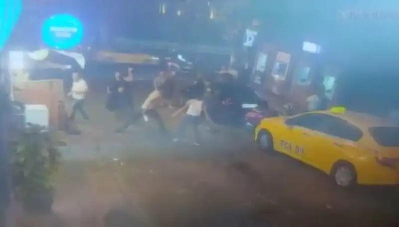 Beyoğlu'nda Laf Atma Kavgası: Sokaklarda Kan Döküldü