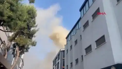 İstanbul’da 4 Katlı İş Merkezinde Yangın: Ekipler Olay Yerinde Mücadele Ediyor