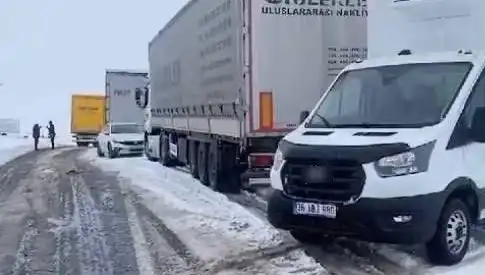 Kars-Ardahan Karayolunda Kar Kaosu: TIR'lar Yolda Kaldı!