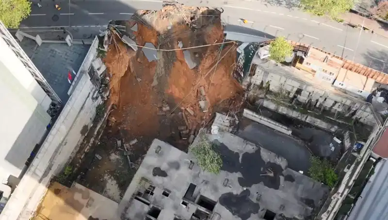 Sarıyer'de Korkutan Yol Çökmesi: Cadde Trafiğe Kapandı!