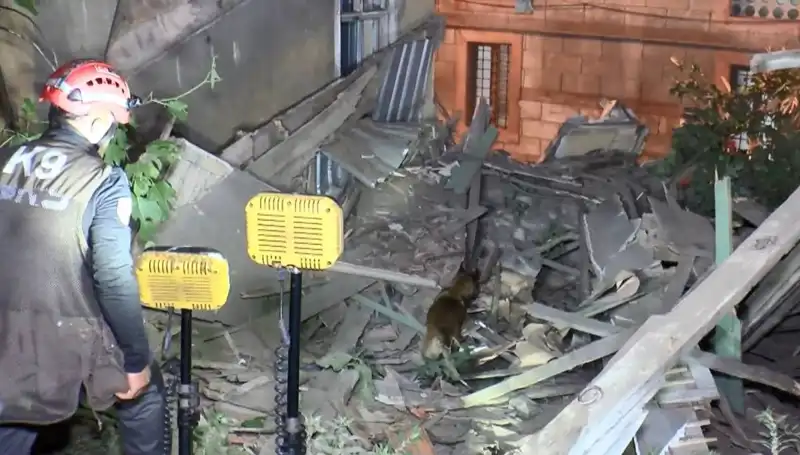 İstanbul'da Deprem Sonrası Hasar Alan Bina Çöktü, Panik Okyanusu Yarattı!