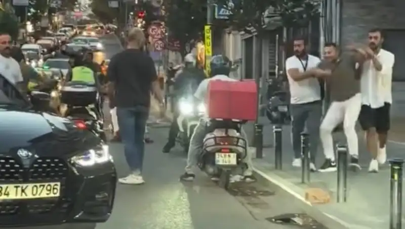 Nişantaşı'nda Yol Verme Kavgası: Kadına Sopayla Saldırı Şoku!