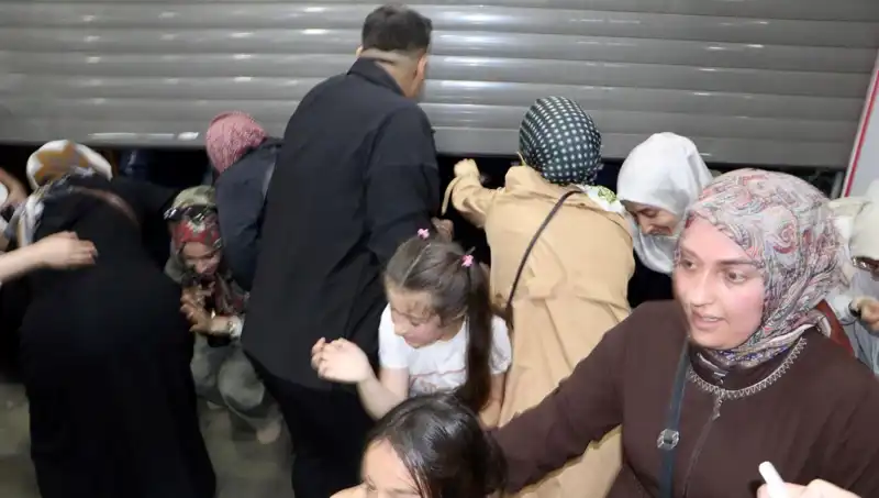 İndirim Fırtınası! AVM'de Alışveriş Yapmaya Gelenler Alev Aldı
