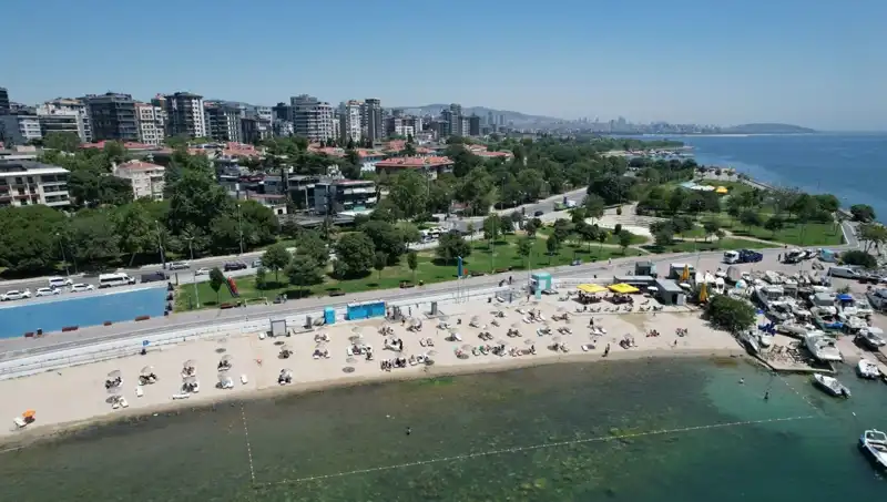 İstanbul'da Yaz Sıcağı Caddebostan Sahilini Doldurdu
