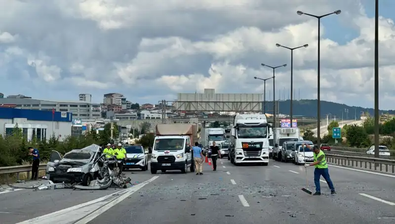 Otoyolda Şok Eden Kaza: Üç Kişi Araçta Sıkıştı, Trafik Kilitlendi!