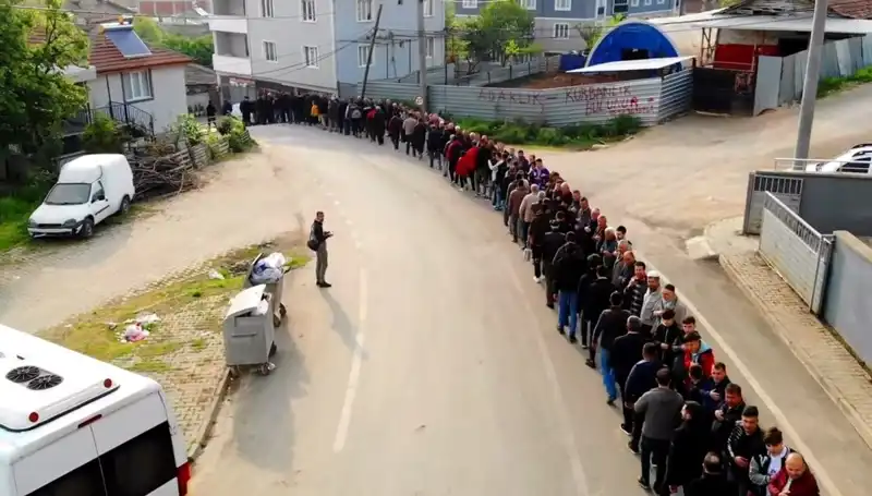 Bursa'daki Mahallede Bayramlaşma Kuyruğu Uzunluğuyla Göz Doldurdu