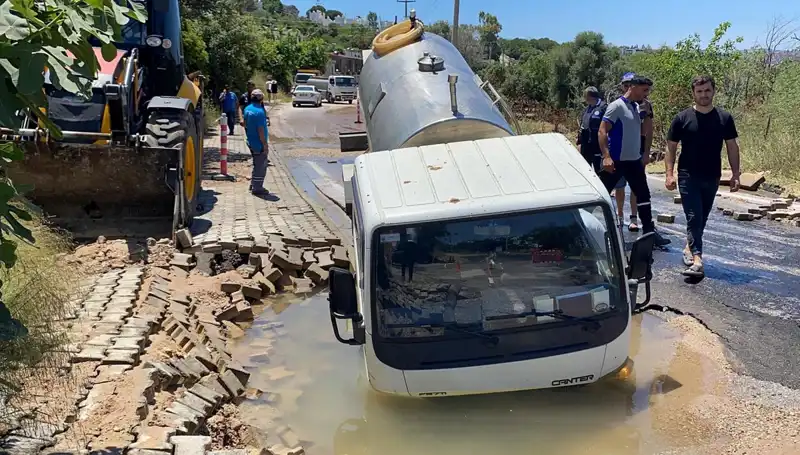 Bodrum’da Su Hattı Patladı, Tanker Çukura Düştü: Olaya İlişkin Tüm Detaylar
