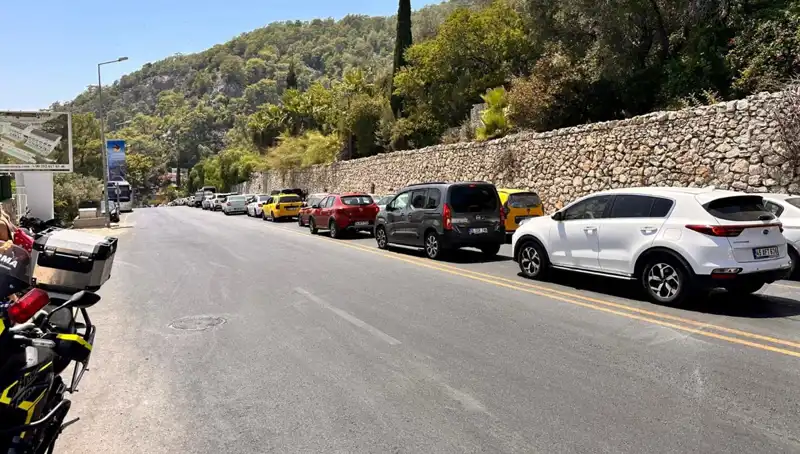 Fethiye-Ölüdeniz Yolunda Tatilci Akını: Kuyruk Tam Üç Kilometreye Ulaştı!