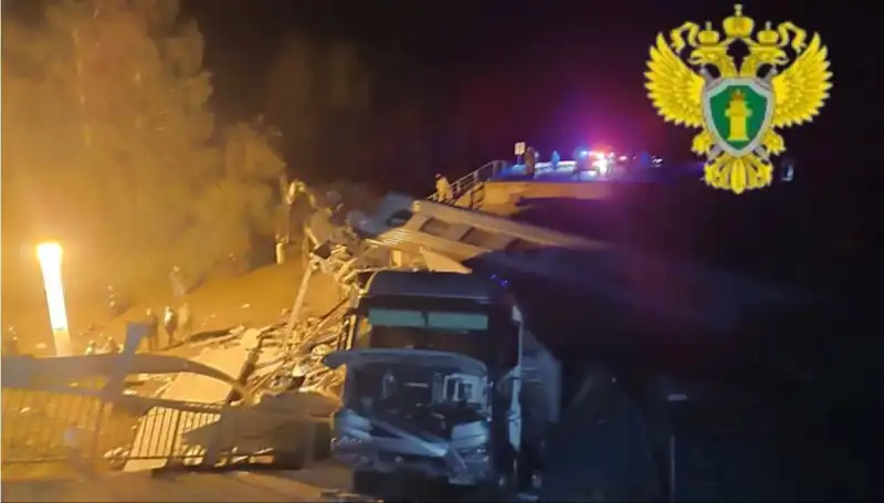 Rusya'da Köprünün Çökmesi Tren Seferlerini Durdurdu: Hayatını Kaybedenler Var
