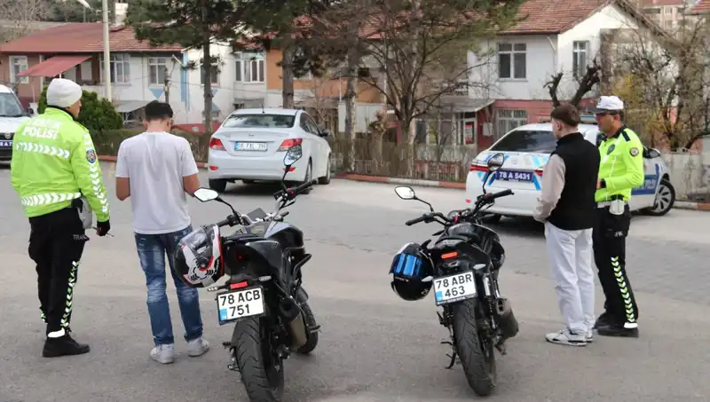 Trafikte Akrobatik Hareketler Ceza Kesiyor: 11 Bin Liraya Kadar Çıktı!