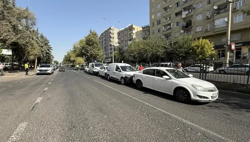 Diyarbakır’da Feci Kaza: 5 Araç Birbirine Girdi, Yaralılar Var!