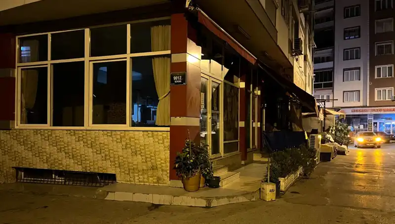 İzmir'de Kahvehane Önünde Silahlı Saldırı: Bir Kişi Hayatını Kaybetti