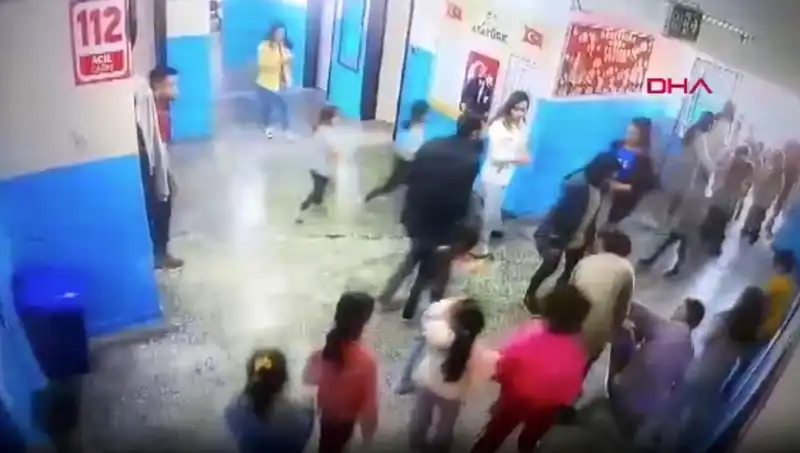 Okulda Bayılan Öğrenciye Müdür Yardımcısından Hızlı Müdahale