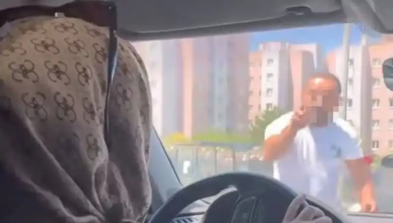 Trafikte Dehşet Anları: Motosikletli Önünü Kesti, Araç Camını Yumrukladı