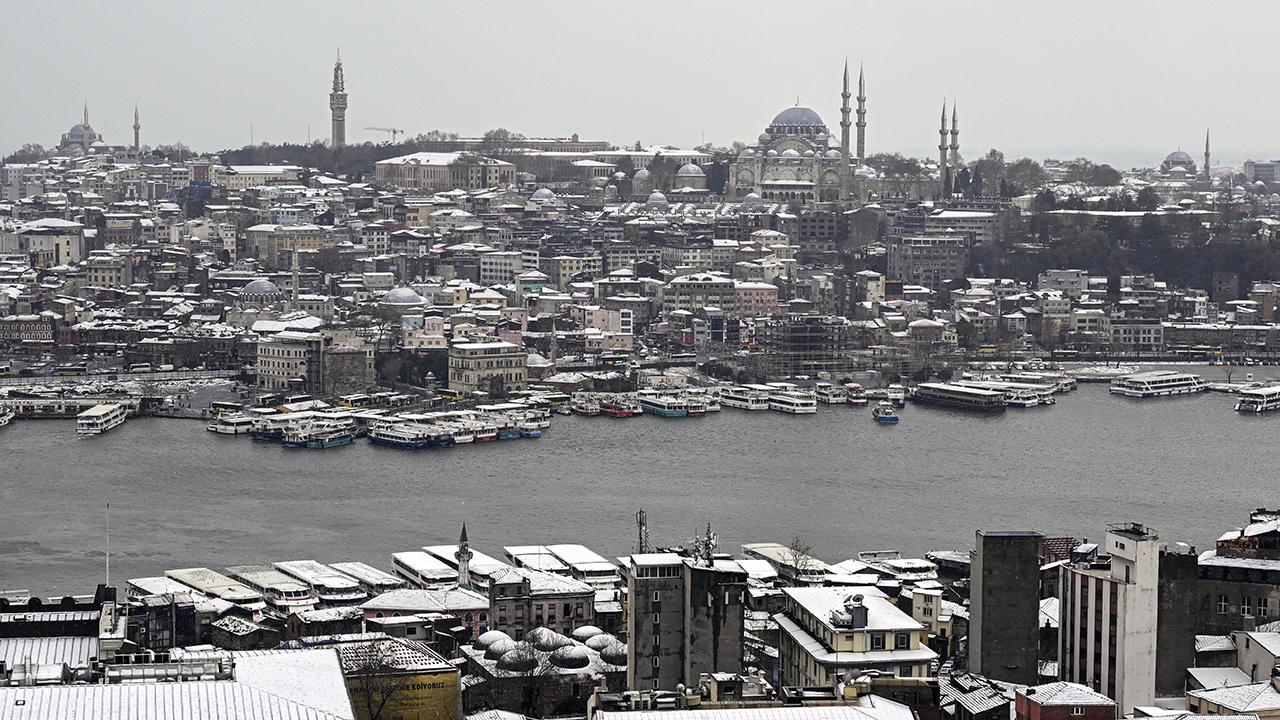 İstanbul'a beklenen kar yağışı düştü