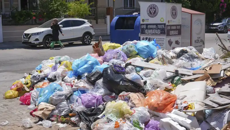 İzmir'De Çöp Yığınları: Şehirde Temizlik Krizi Baş Gösterdi