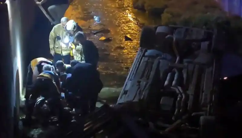 Sürücü Kaza Yerinden Kaçtı, Yaralı İtfaiyeciler Tarafından Kurtarıldı