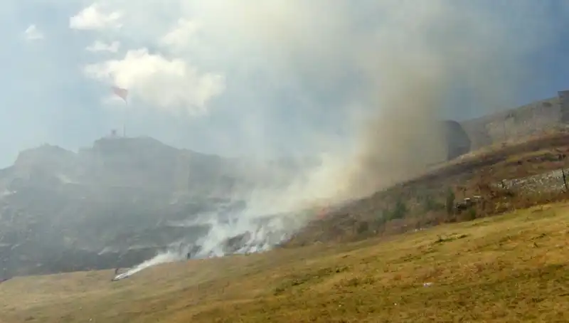 Kars Kalesi Eteklerinde Yangın: Tarım Alanlarını Tehdit Eden Anız Yangını