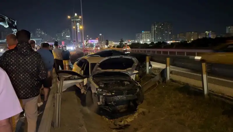 Kaza İhbarı: 2 Otomobil Yol Ayrımında Boşluğa Düşerek Alev Alev Yandı