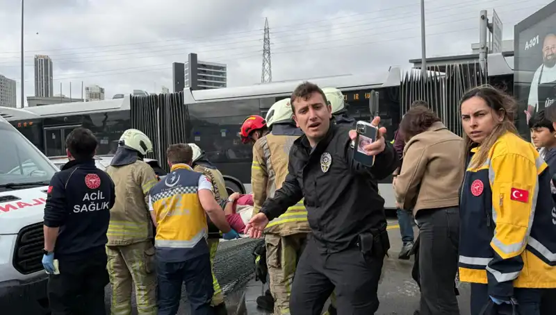 İstanbul Metrobüsünde Feci Kaza: Seferler Durduruldu, Ölü ve Yaralılar Var