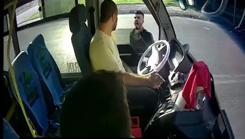 Antalya'da Özel Otobüs Şoförüne Bıçakla Saldırı: Şüpheli Yakalandı