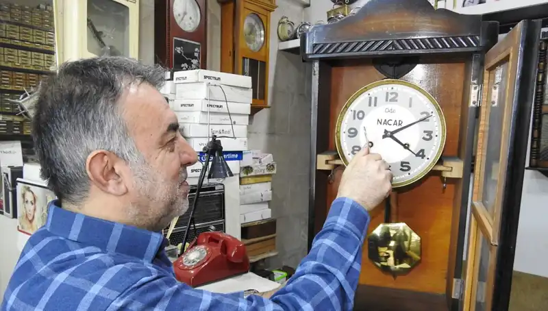 Tarihi Saatler ve Ustalık: 10 Metrekarelik Dükkanın Sırları