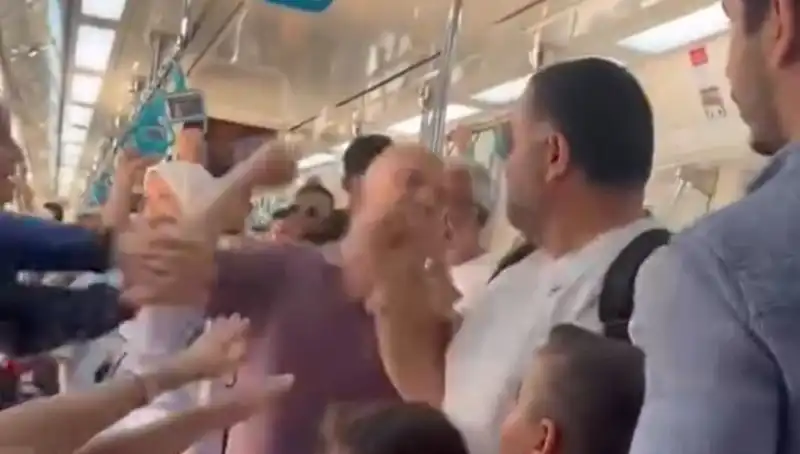 Marmaray'da Korkunç Kavga: Yumruklar Havada Uçuştu!