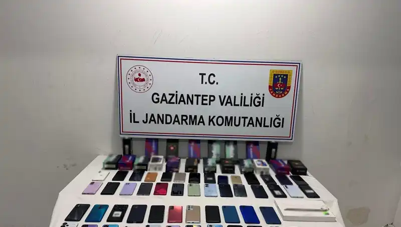 Gaziantep'te 2 Milyon TL Değerinde Kaçak Telefon Operasyonu: 2 Gözaltı