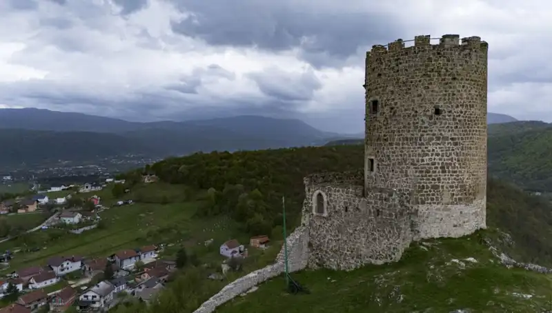 Bosna Hersek'in Tarihine Tanıklık Eden Sokolac Kalesi'nin Zamana Direnişi